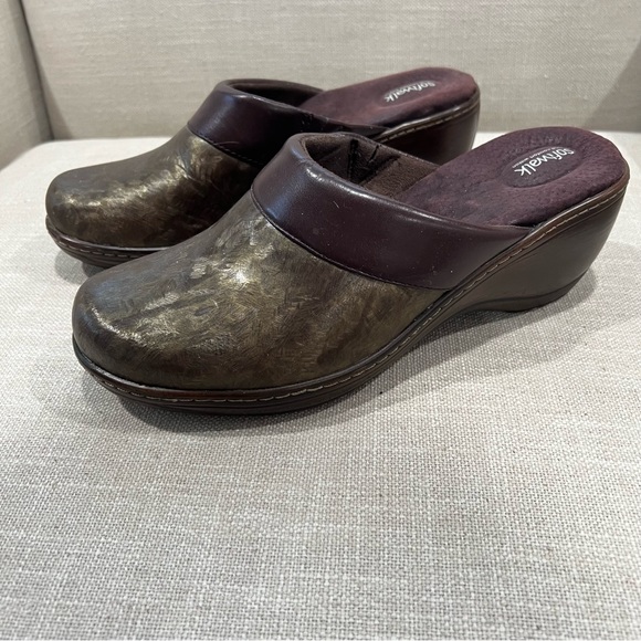SoftWalk Metallic Bronze Madison Clog - Picture 5 of 9